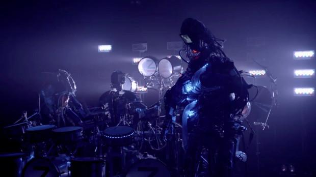 В Японии есть рок-группа роботов: гитарист с 78 пальцами, барабанщик с 21 палочкой и клавишник с лучами из глаз