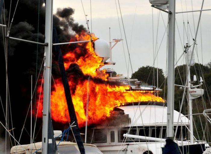 Пожар на яхте (5 фото)