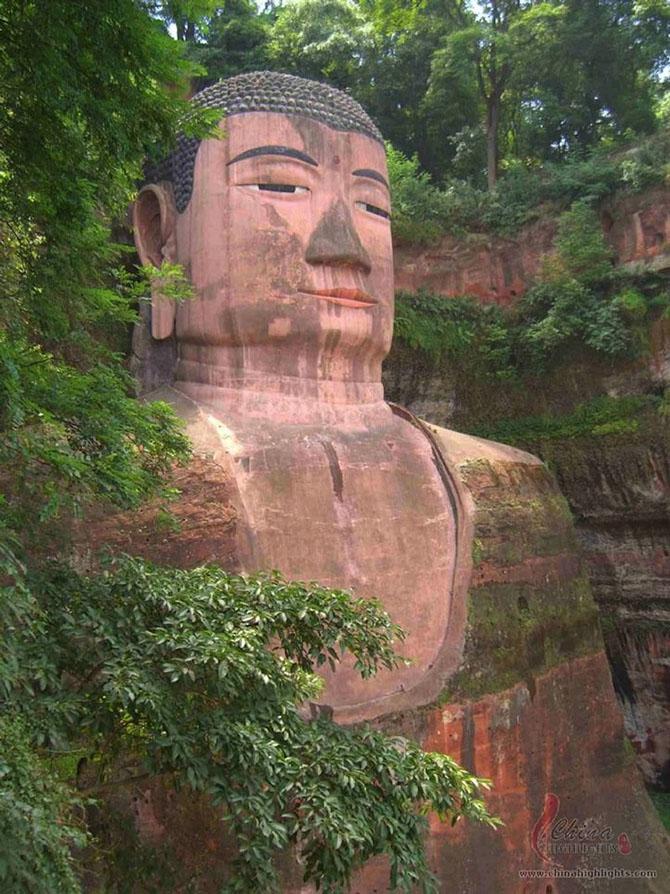 Самая большая в мире статуя Будды, вырезанная в скале (10 фото)