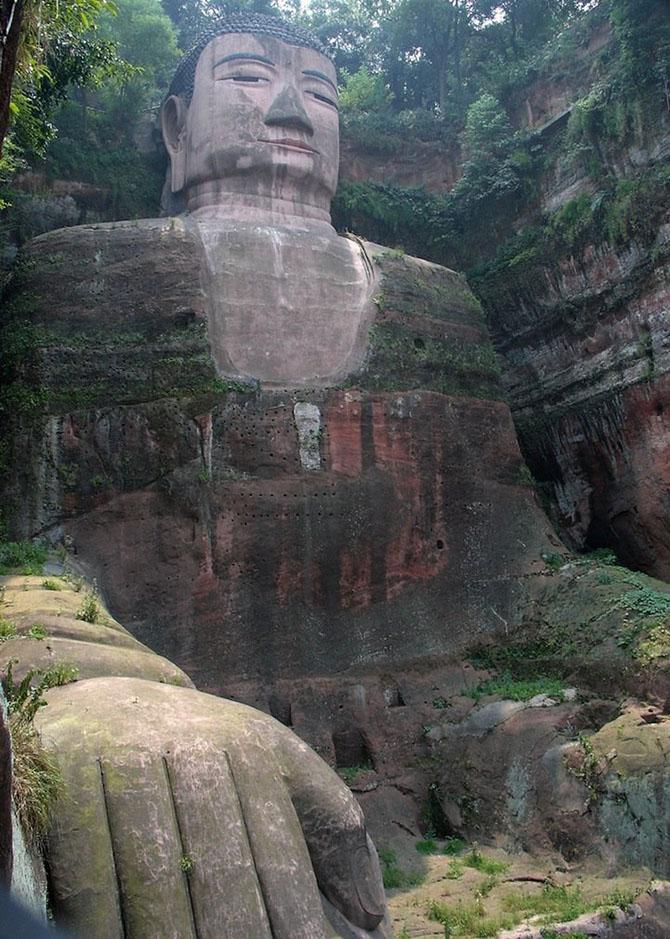 Самая большая в мире статуя Будды, вырезанная в скале (10 фото)