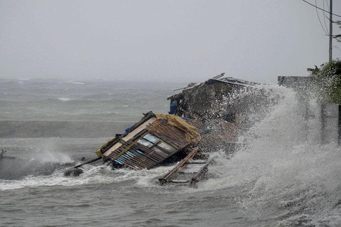 Тайфун Хаян унес жизни более 10 тысяч человек (20 фото)