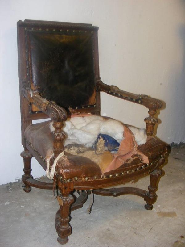 В старом стуле реставратор нашел клад (3 фото)