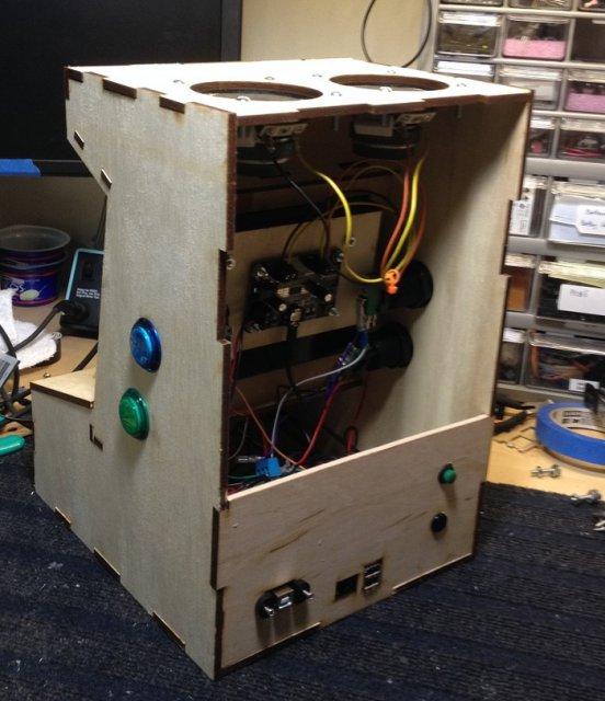 Миниатюрный аркадный автомат на Raspberry Pi (6 фото)