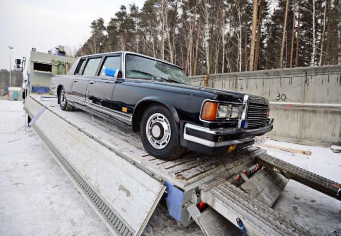 В Екатеринбург привезли бронированный лимузин Ельцина (11 фото)