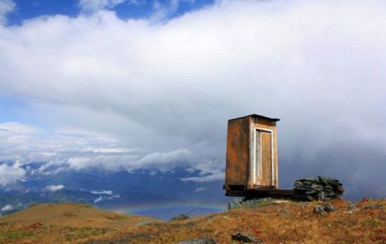 В сибирском заповеднике есть туалет, установленный на скале на высоте 2600 метров