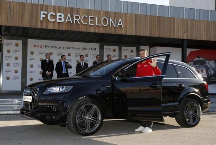 Игроки ФК «Барселона» получили ключи от Audi (9 фото)