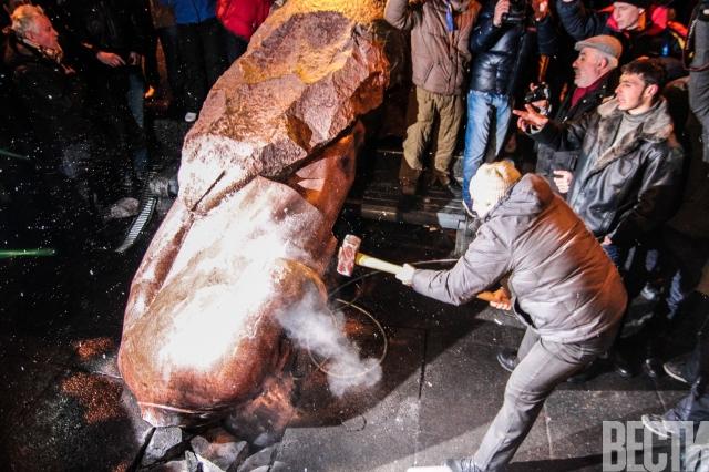 Участники "Евромайдана" снесли памятник Ленину в центре Киева (15 фото + видео))