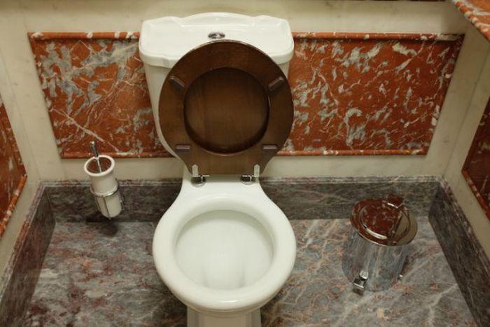 Необычный общественный туалет в Москве (8 фото)