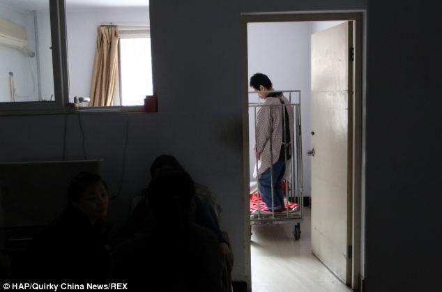 В Китае мать более 40 лет держит своего сына в клетке (4 фото)