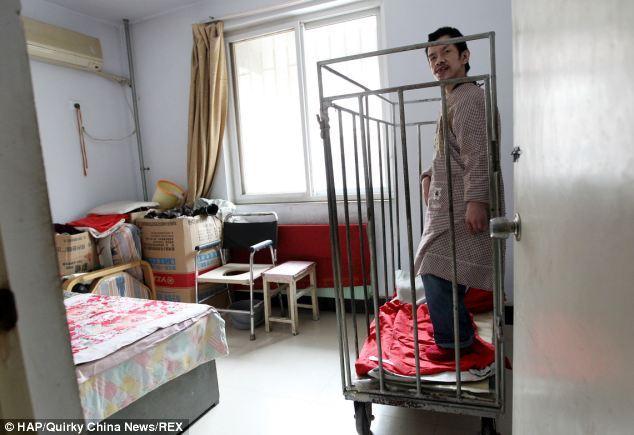 В Китае мать более 40 лет держит своего сына в клетке (4 фото)