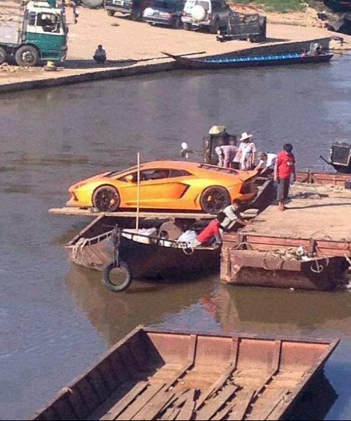 Переправа Lamborghini Aventador через реку (2 фото)