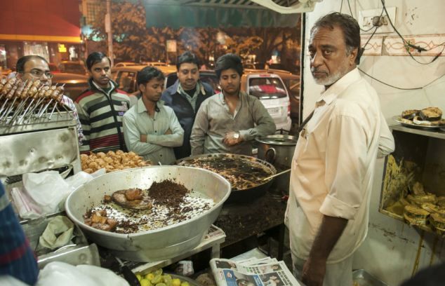 Индийский повар окунает руки в кипящее масло (9 фото)