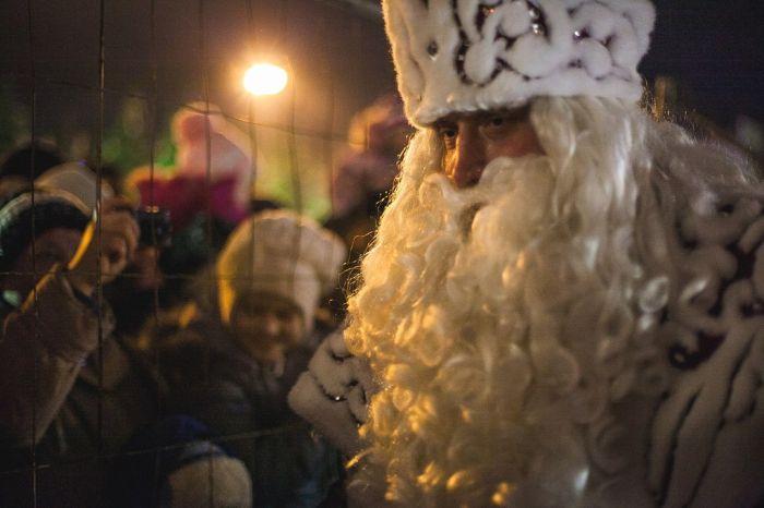 Необычная встреча Деда Мороза с детьми в Самаре (4 фото)