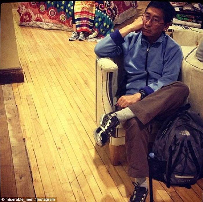 Фотографии уставших мужчин в торговых центрах (17 фото) 