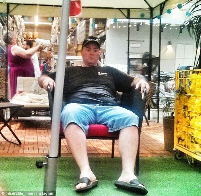 Фотографии уставших мужчин в торговых центрах (17 фото) 