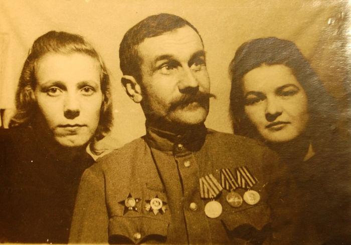  Коллекция старых военных снимков из семейного фотоальбома (17 фото) 