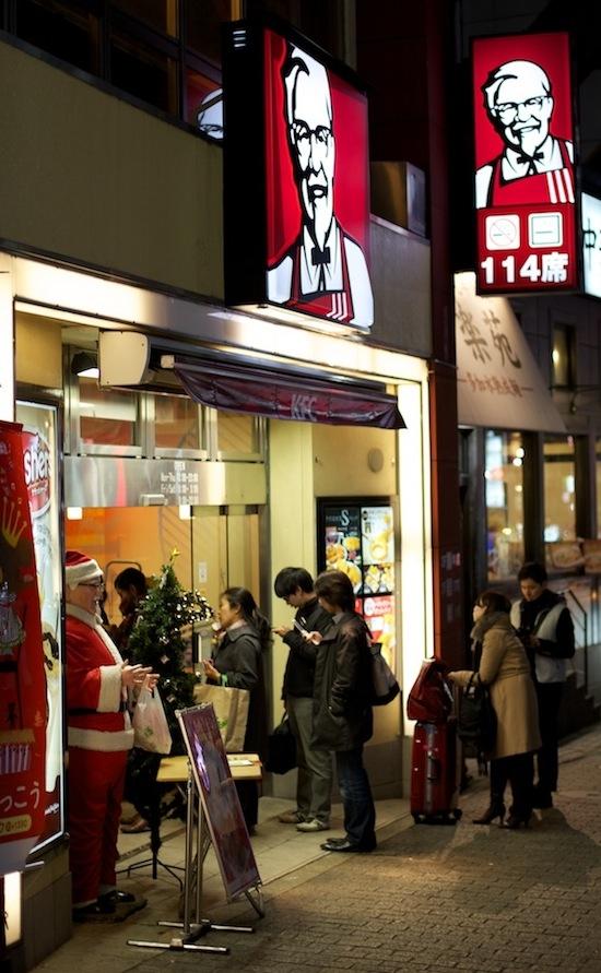 В Японии на Рождество принято есть цыплят из KFC