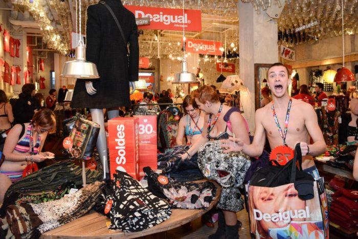 Необычная акция в бельгийском магазине одежды (24 фото)