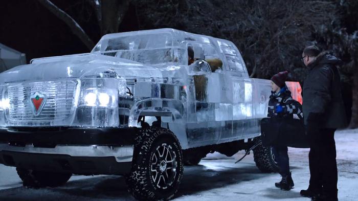 Построили настоящий грузовик изо льда (4 фото)