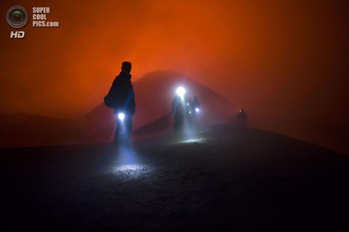 На краю вулкана Плоский Толбачик на Камчатке (13 фото)