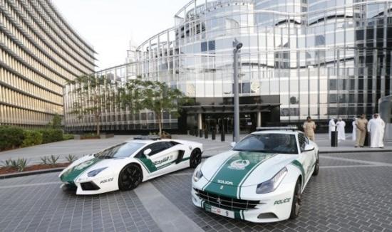 Полиция Дубая патрулирует улицы на McLaren, Lamborghini, Bentley и Ferrari