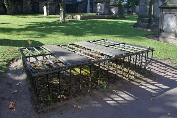 Как британцы защищали могилы от похитителей тел (9 фото)