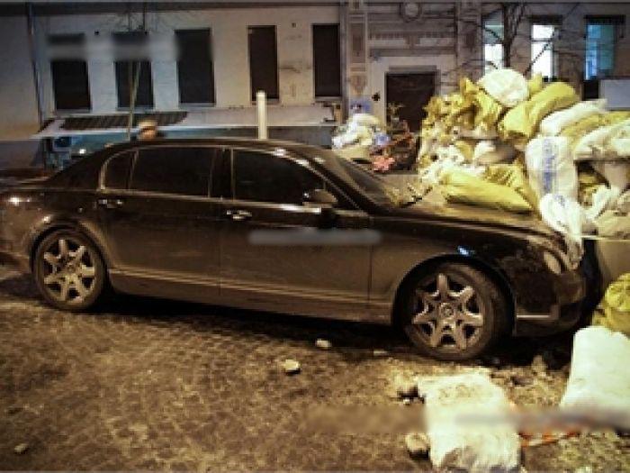 Бентли влетел в баррикаду на Евромайдане (3 фото)