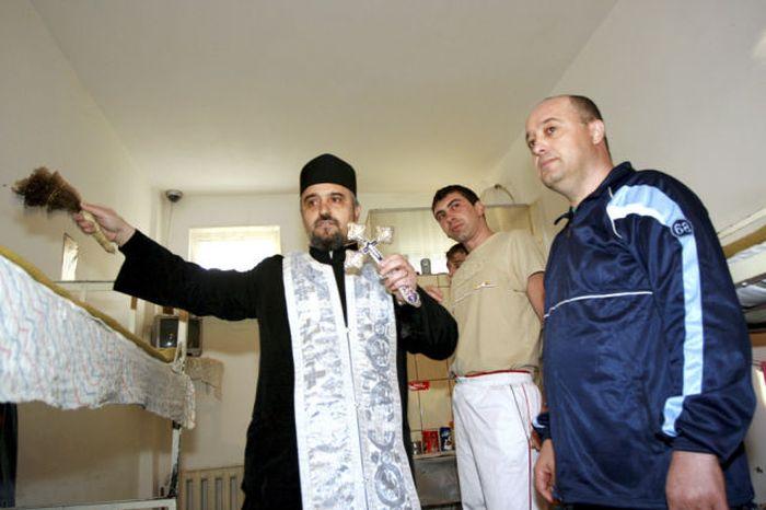 Священники в Румынии успевают везде заработать (20 фото)