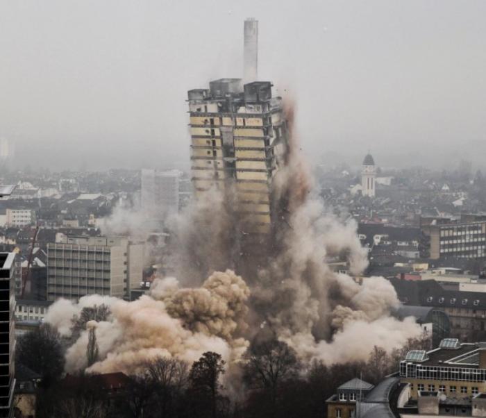 В Германии взорвали 116-метровый небоскреб (12 фото+видео)