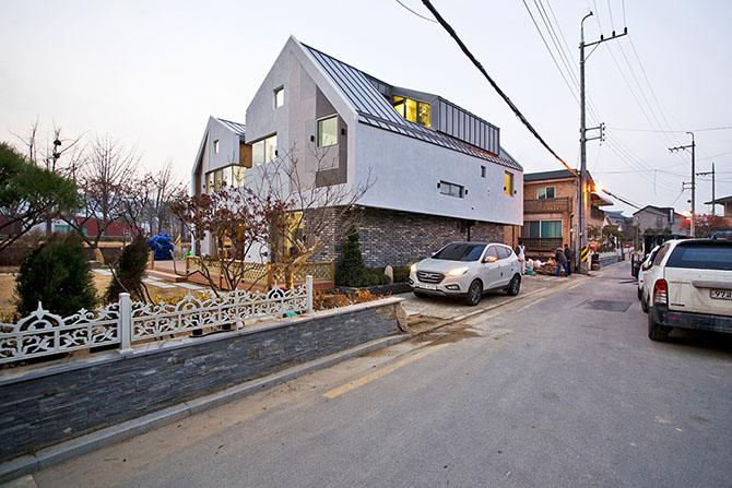 Дом для большой семьи в несколько поколений в Сеуле (14 фото)