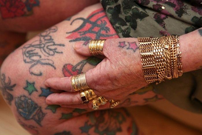 64-летняя бабушка, которая любит татуировки (9 фото)