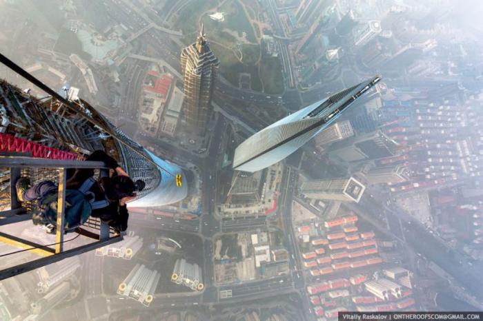Покорение 650-метровой Шанхайской башни (13 фото)