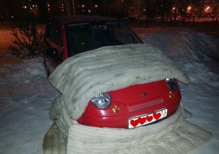 Как девушка заботится о своем автомобиле в мороз (3 фото)