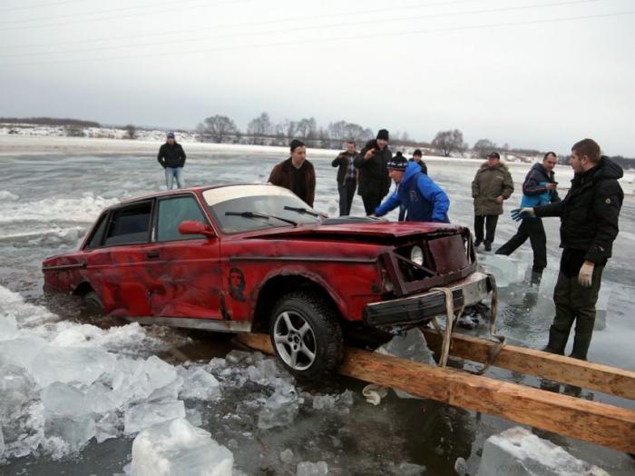 Вытаскивание Volvo со дна Москва реки (37 фото)
