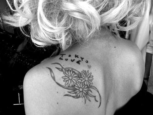  Знаменитые женщины и их татуировки (17 фото)	