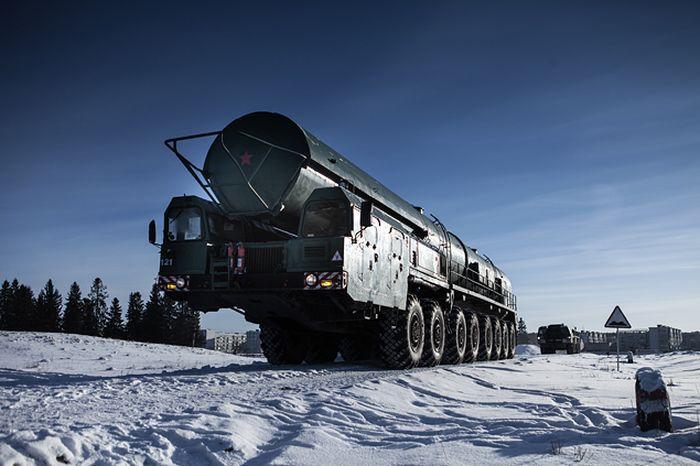Тягач для перевозки межконтинентальной баллистической ракеты (12 фото)