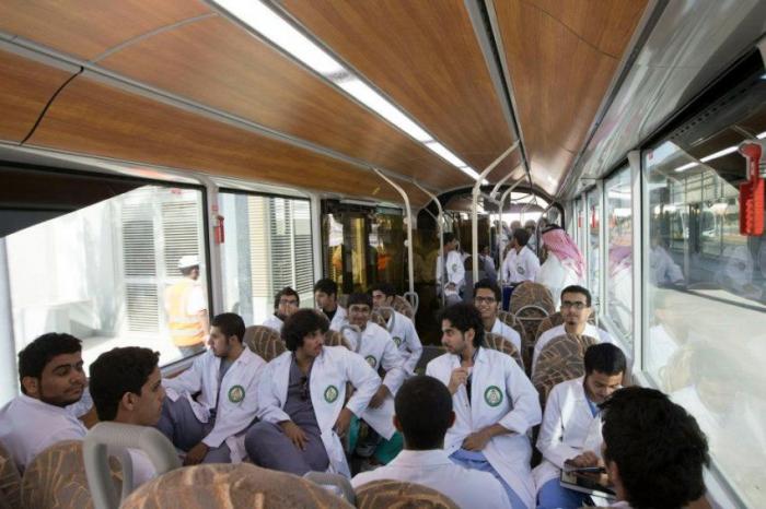 Троллейбус для студентов в Саудовской Аравии (10 фото)