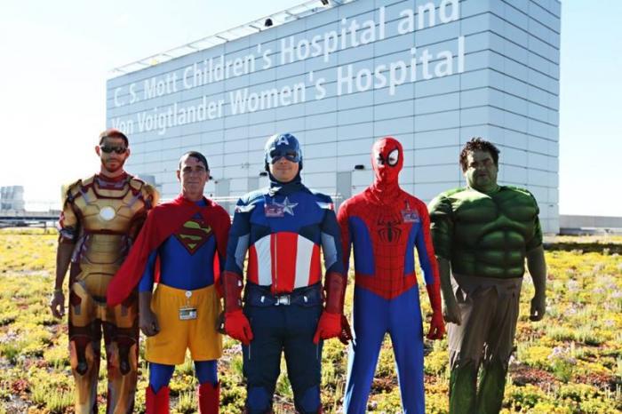 Супергерои на страже чистоты в детской больнице (12 фото)
