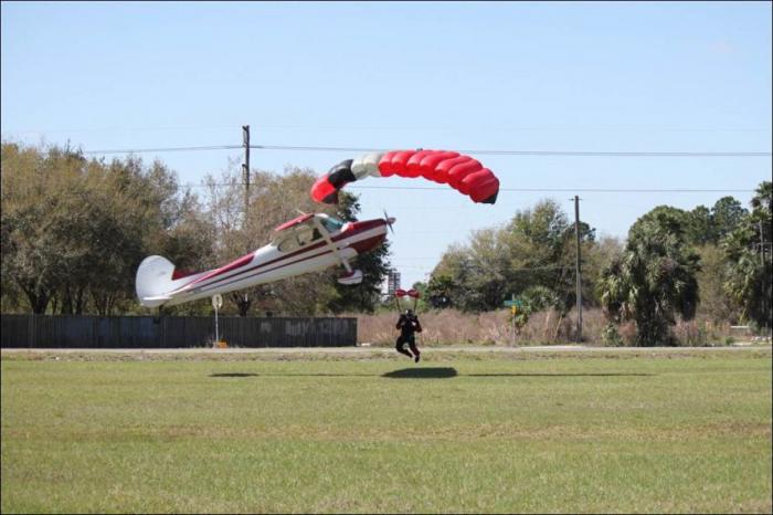 Столкновение самолета с парашютистом (12 фото)