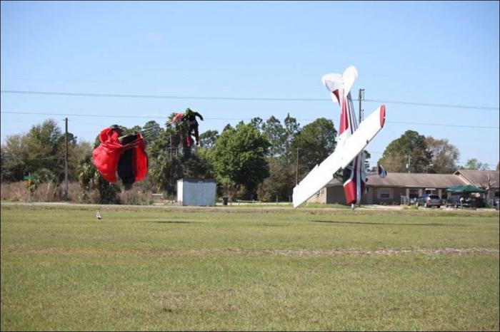 Столкновение самолета с парашютистом (12 фото)