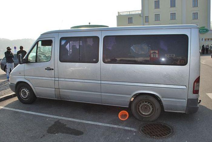 Сколько нелегалов может разместиться в одном микроавтобусе? (4 фото)