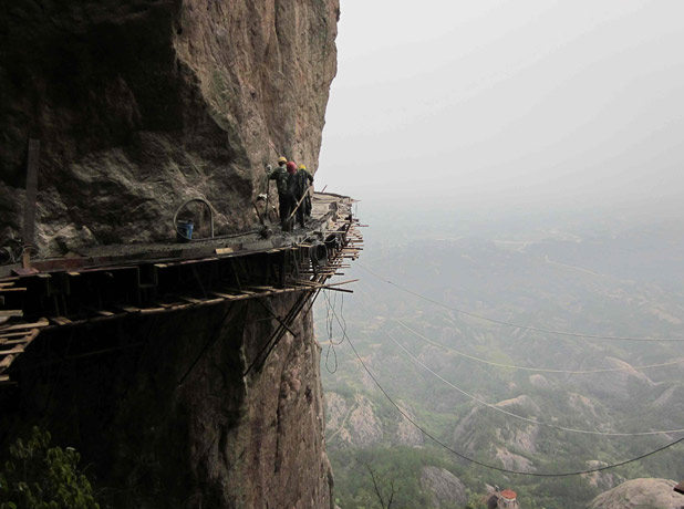 Самая длинная дорога вокруг горы Шифу в Китае (18 фото)