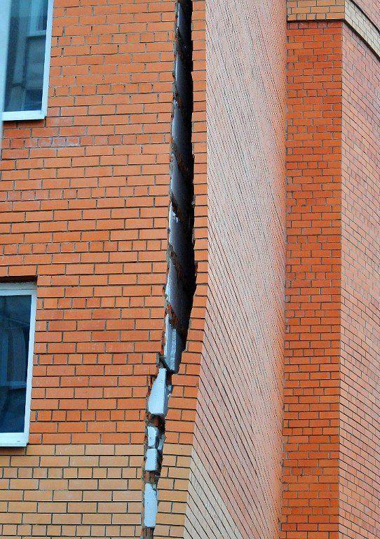 Когда от многоэтажного дома "отклеивается" стена (4 фото)