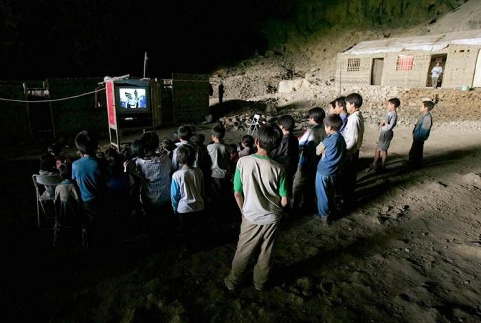 Пещерная школа в провинции Гуйчжоу (6 фото)