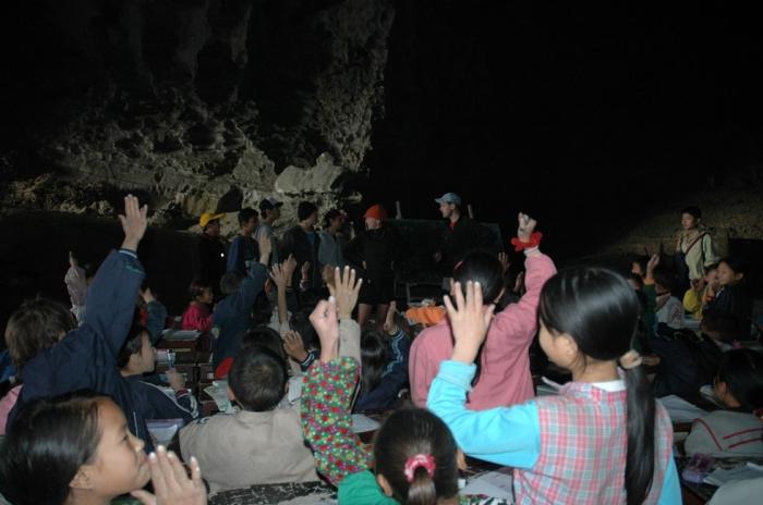 Пещерная школа в провинции Гуйчжоу (6 фото)