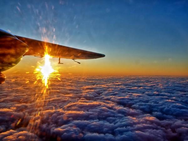10 причин сидеть в самолете у иллюминатора (10 фото)