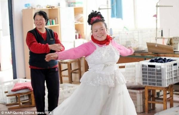 Китаянка 10 лет носит только свадебные платья в знак своего счастья быть замужем (5 фото)