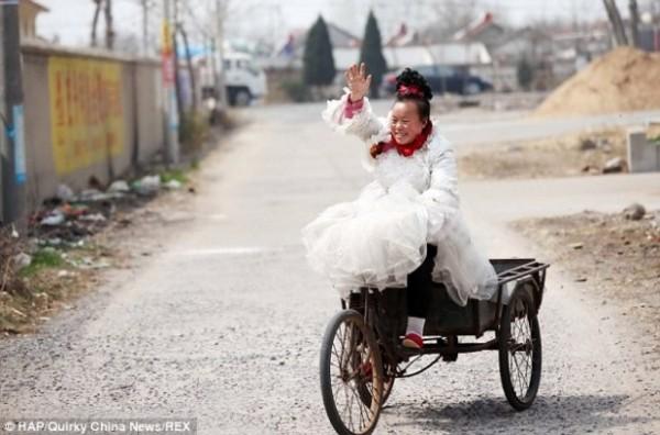 Китаянка 10 лет носит только свадебные платья в знак своего счастья быть замужем (5 фото)
