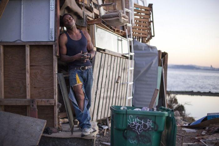Бездомный экс-боксер соорудил себе "дом" на свалке (9 фото)