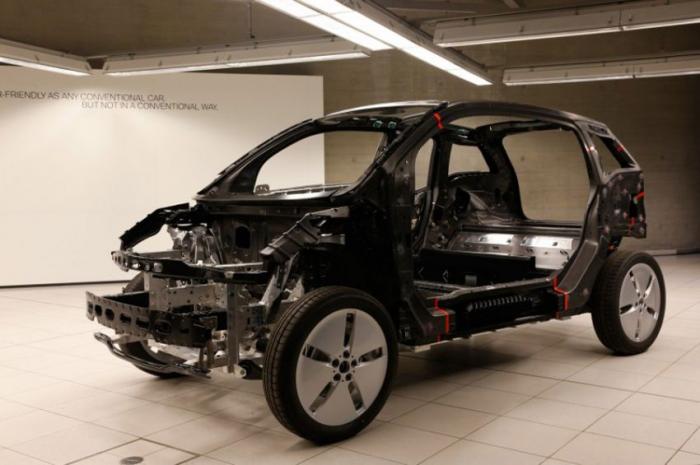 Как будут ремонтировать автомобили с углепластиковым кузовом? (9 фото)